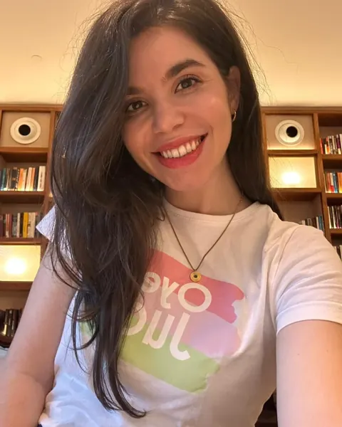 Judit Llop sonriendo, con la camiseta de Oye, Jud
